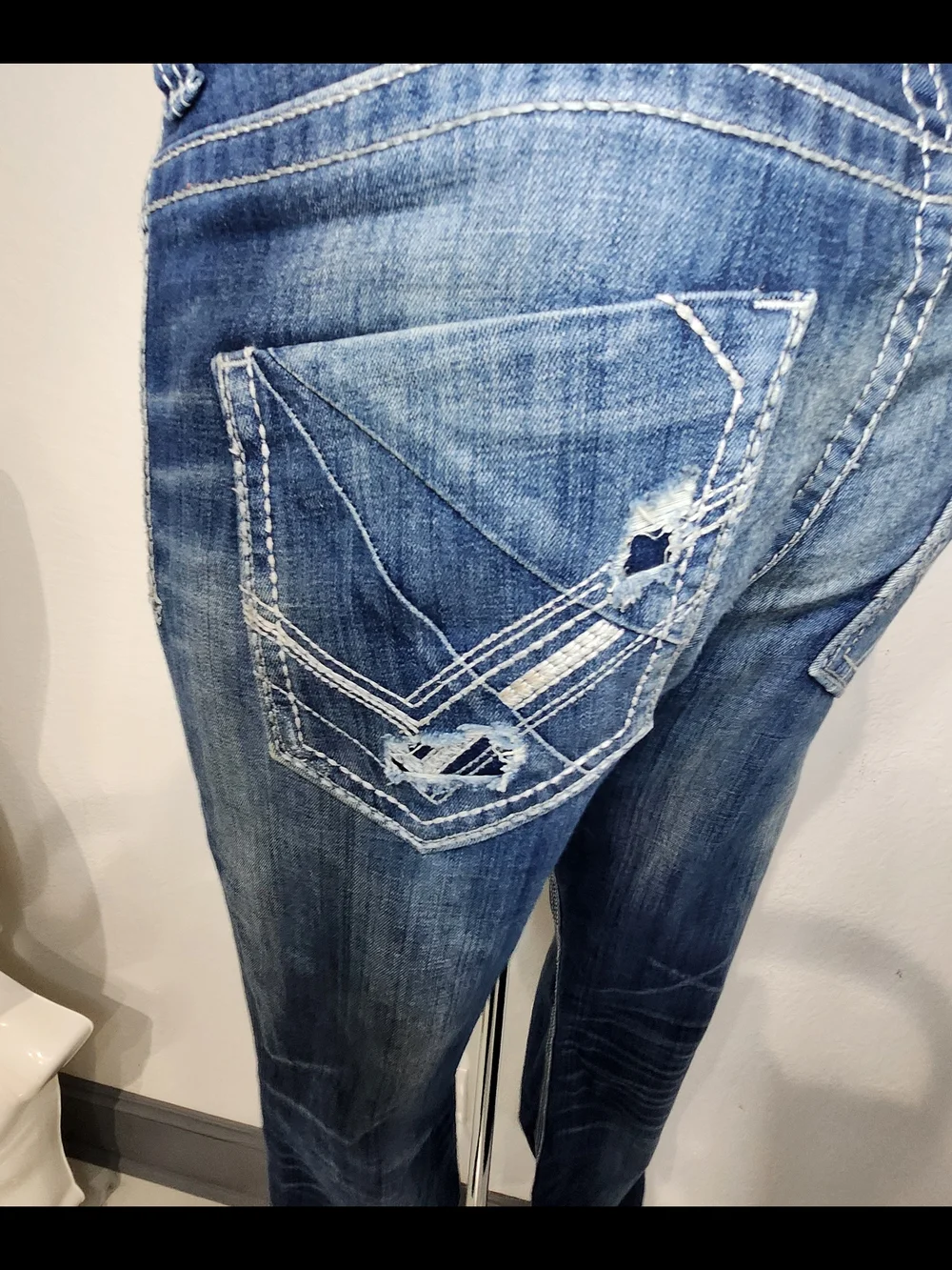 BUCKLE BLACK Men's Blue Washed Jeans - Classic Denim Style